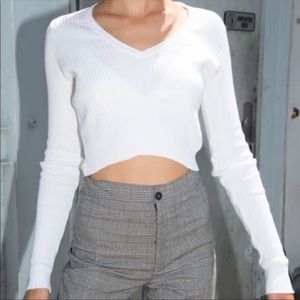 BRANDY MELVILLE - V NECK CROP SWEATER